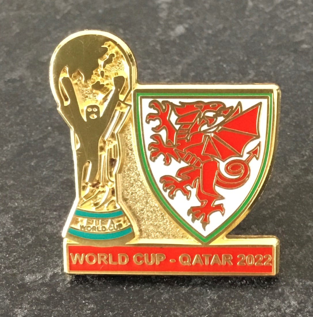 wales-cymru-world-cup-2022-football-souvenir-enamel-pin-badge-yma-o